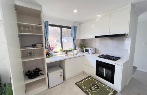 Belmont Casa | B3 Near Airport - Cozy Home, Walk to Shops & Eats