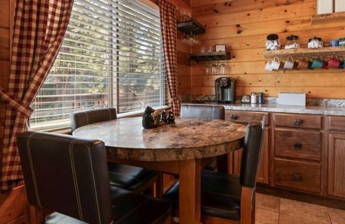 Big Bear City Cabina | Baby Bear's Hideout: Private Hot Tub/ 10min From The Village/Fireplace/Hiking