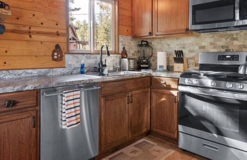 Big Bear City Cabina | Baby Bear's Hideout: Private Hot Tub/ 10min From The Village/Fireplace/Hiking
