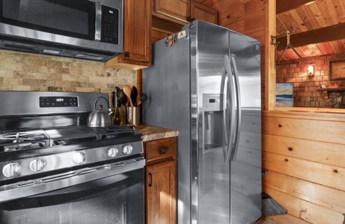 Big Bear City Cabina | Baby Bear's Hideout: Private Hot Tub/ 10min From The Village/Fireplace/Hiking