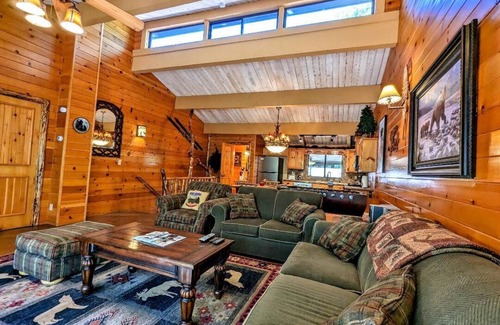 Big Bear Lake Condominio | Unidad ideal para familias A solo minutos a pie de la estación de esquí Snow Summit.
