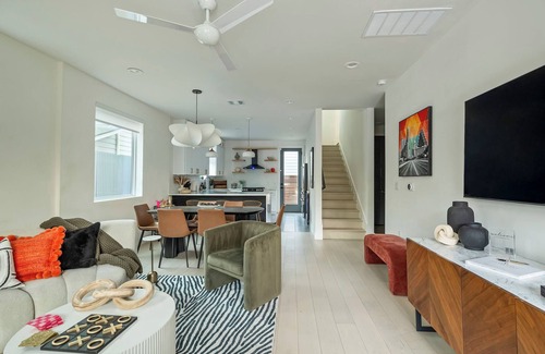 Central East Austin Casa | Bach & Bubbly House - 5BR, Pool, Gym & Glam Room