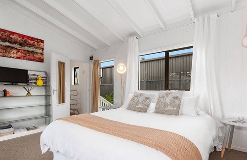 Ngunguru Casa | BACH BY THE SEA - NGUNGURU HOLIDAY UNIT, with a garden in Ngunguru