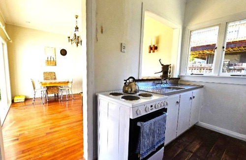 Rawene Casa | Bach with beautiful harbour views in historic Rawene village.