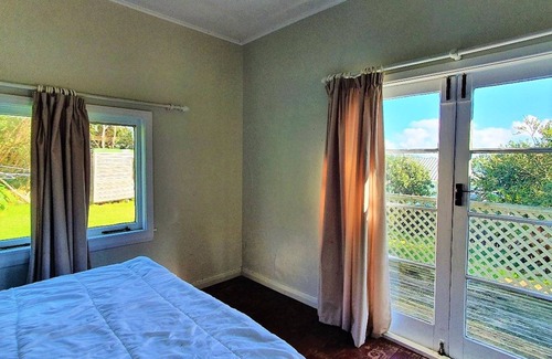 Rawene Casa | Bach with beautiful harbour views in historic Rawene village.