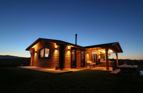 Aberhosan Cabaña | BACHEIDDON LOG CABIN, pet friendly, with hot tub in Machynlleth