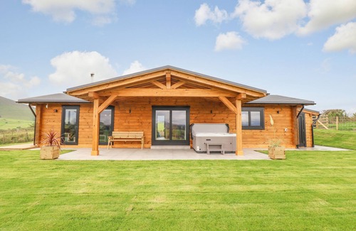Aberhosan Cabaña | BACHEIDDON LOG CABIN, pet friendly, with hot tub in Machynlleth