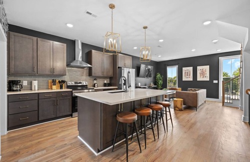 Talbot's Corner Apartamento | Bachelor’s Dream Pad - 4BR w/Game Room & Rooftop!