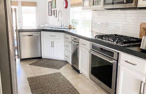 East Bluff Casa | Back Bay Beauty! Walkable and family friendly. Bike Ride to the beach!