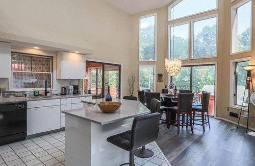 East Stroudsburg Chalet De Esquí | Back!!! Escape to the all updated Luxury Poconos Retreat with indoor Hottub!!!
