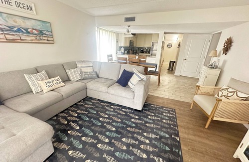 St. George Island Condominio | New Furniture! 2-bedroom condo just steps from the beach and community pool.