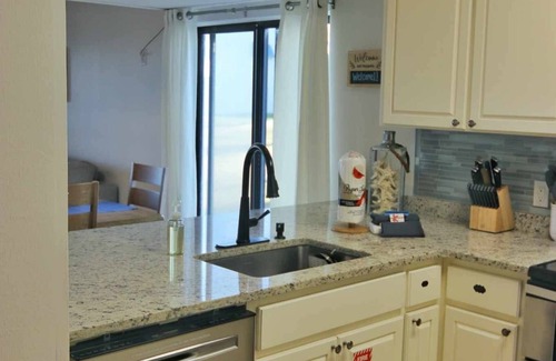 St. George Island Condominio | New Furniture! 2-bedroom condo just steps from the beach and community pool.