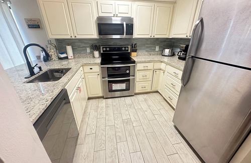 St. George Island Condominio | New Furniture! 2-bedroom condo just steps from the beach and community pool.