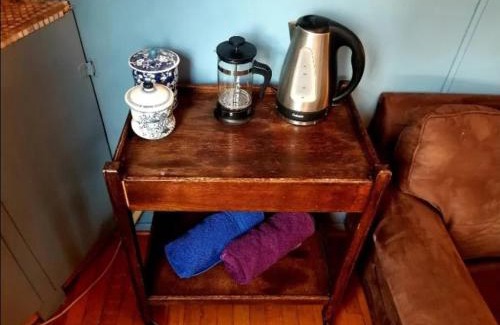 Topanga Chalet De Esquí | Backpacker's Dream with detached bathroom, private trails and creek!