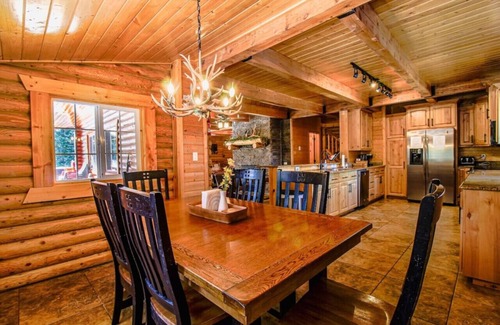 Duck Creek Village Cabina | Backwoods Bonanza BIG Cabin and Hot Tub!