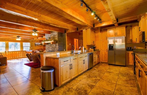 Duck Creek Village Cabina | Backwoods Bonanza BIG Cabin and Hot Tub!