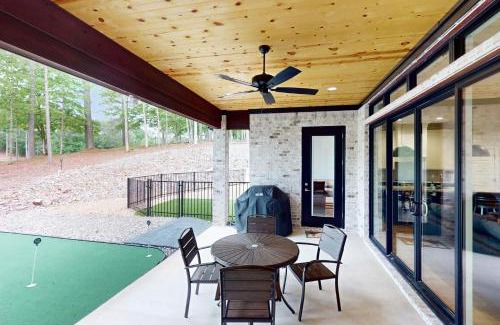 Hot Springs Village Casa | Backyard Birdie