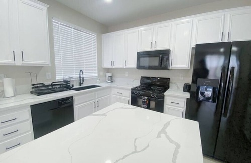 Moreno Valley Casa | ☀Backyard Canal Access☀ Kayak + 5 Bedroom Home!