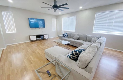 Moreno Valley Casa | ☀Backyard Canal Access☀ Kayak + 5 Bedroom Home!