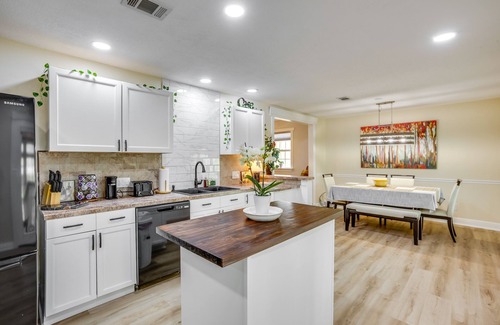 Conroe Casa | Backyard, Deck & Fire Pit: Conroe Getaway