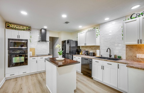Conroe Casa | Backyard, Deck & Fire Pit: Conroe Getaway