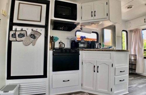 Castro Valley Alquiler De RV | Backyard Glamping in Camper RV