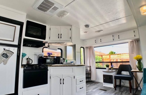 Castro Valley Alquiler De RV | Backyard Glamping in Camper RV