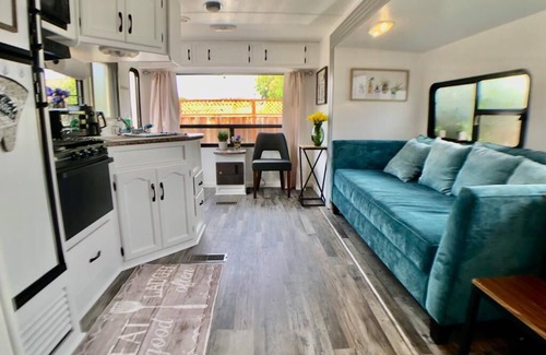 Castro Valley Alquiler De RV | Backyard Glamping in Camper RV