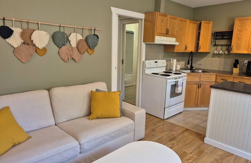 Taghum Cabina | Backyard Guesthouse near Nelson w/ Hot Tub