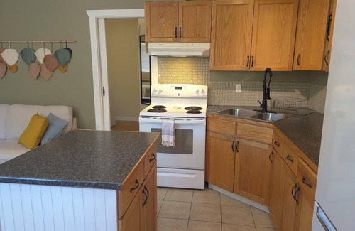 Taghum Cabina | Backyard Guesthouse near Nelson w/ Hot Tub