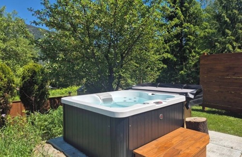 Taghum Cabina | Backyard Guesthouse near Nelson w/ Hot Tub