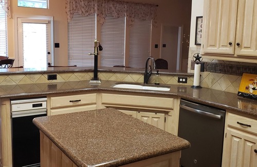 North Richland Hills Casa | Backyard haven, modern house in upscale subdivision