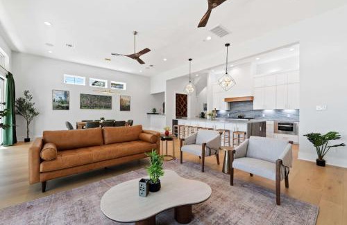 Canyon Lake Casa | Backyard Lake House for Large Groups with Fire Pit and Gameroom