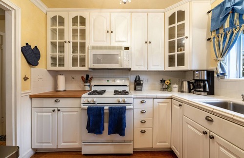Bennett Valley Casa | Backyard Oasis, 3/1 Home w/ Hot Tub & Central AC