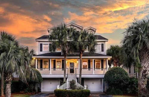 Isle of Palms Casa | Backyard Oasis- Steps 2 Beach, Private Pool & Bar, Sleeps 16, 7 Bedrooms 5 and a half bathrooms "The Lucky Penny"