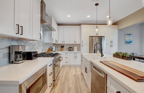Las Vegas Casa | Backyard Paradise resort home minutes to the strip!