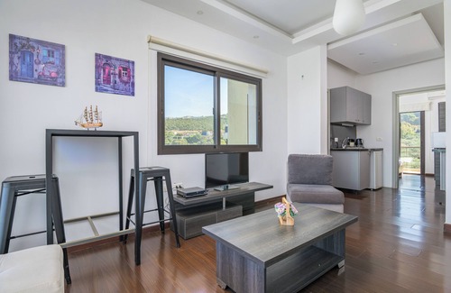 Thoum Apartamento | Backyard Seaview 1 BR with 24/7 Electricity