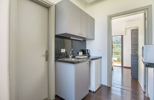 Thoum Apartamento | Backyard Seaview 1 BR with 24/7 Electricity