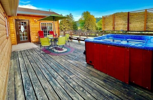 Lansing Cabina | Badger...3 BR Cabin w/ Hot Tub