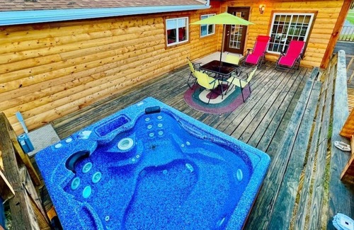 Lansing Cabina | Badger...3 BR Cabin w/ Hot Tub