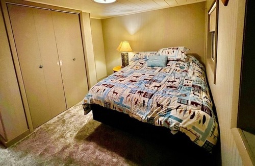 Lansing Cabina | Badger Cabin w/ Outdoor Hot Tub Jacuzzi avail year round