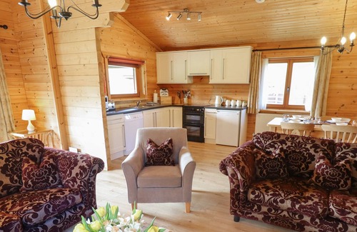 Lincoln Cabaña | BADGER LODGE, pet friendly, with hot tub in Bardney