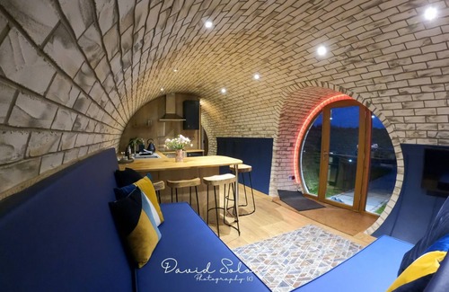 Rhayader Cabaña | Badgers View - a hobbit hut that sleeps 6 guests in 3 bedrooms