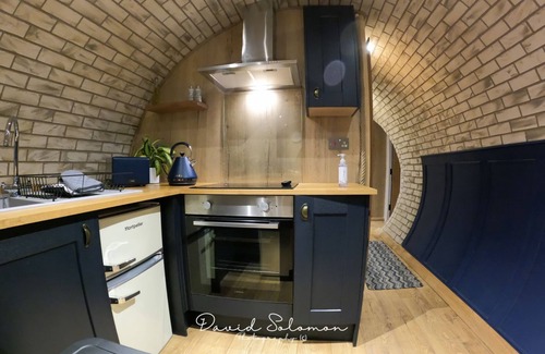 Rhayader Cabaña | Badgers View - a hobbit hut that sleeps 6 guests in 3 bedrooms