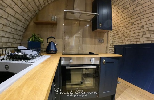 Rhayader Cabaña | Badgers View - a hobbit hut that sleeps 6 guests in 3 bedrooms
