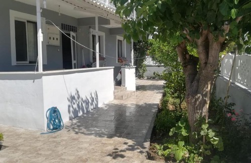 Aliaga Apartamento | Bahçeli deniz kenarında daire
