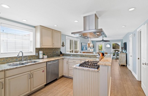 Sunnyside Casa | Bahama West - Beach Haven, Pet Friendly, Beach Access, West End, Free Activities