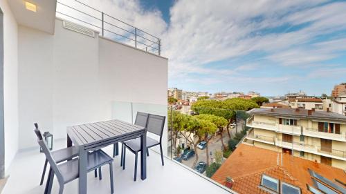 Marina Centro Apartamento | Baia Medea Splendido e Nuovissimo Attico al 5to Piano