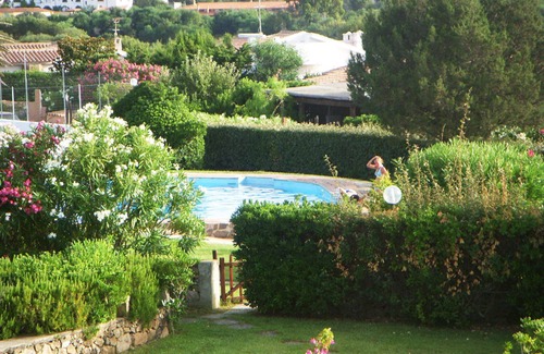 Baja Sardinia Villa | Baja Cerdeña, Costa Esmeralda. Villa a tiro de piedra del mar.