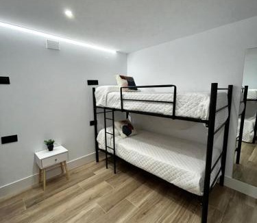 Andujar Apartamento | BAJO A habitación con literas Apartamentos JUAN ROBLEDO Centro Ciudad